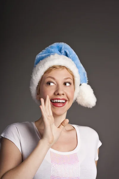 Portrét smějící se mladá žena v santa hat — Stock fotografie