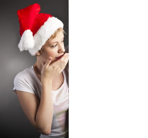 Feliz santa menina com banner em branco nas mãos — Fotografia de Stock