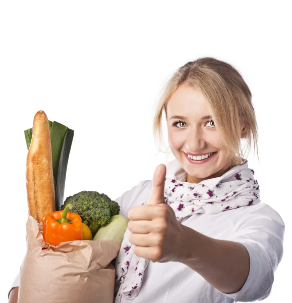 Mujer joven sonriente sosteniendo una bolsa de compras — Foto de Stock