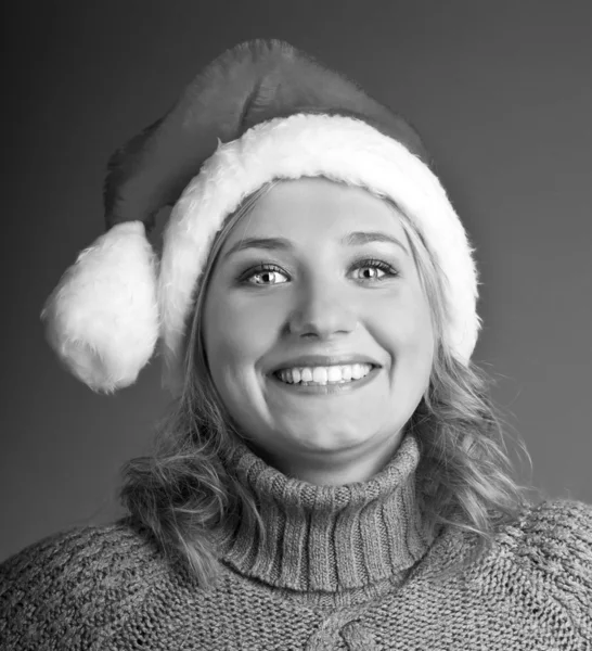 Красива усміхнена молода капелюх Санти в студії — стокове фото