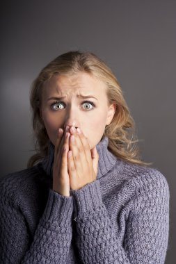 Studio korkmuş genç kadın