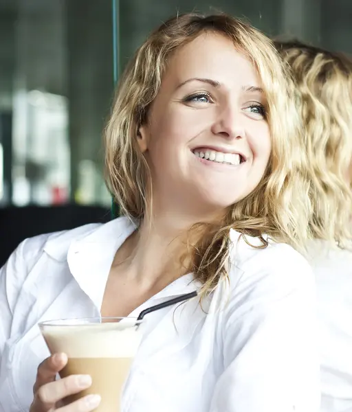 Güzel bir kadın kupa ile sokak Café — Stok fotoğraf