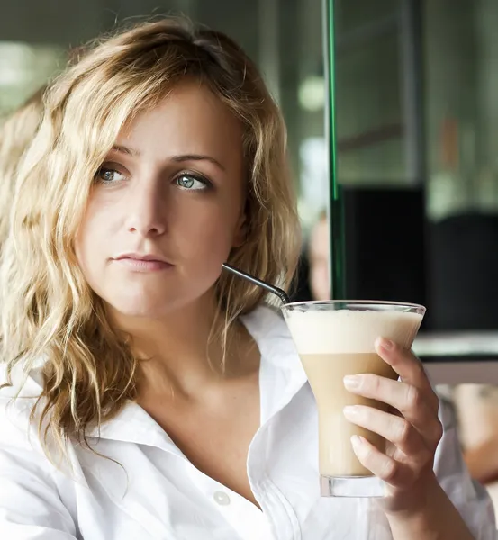 Hermosa mujer en la cafetería de la calle, con taza — Foto de Stock