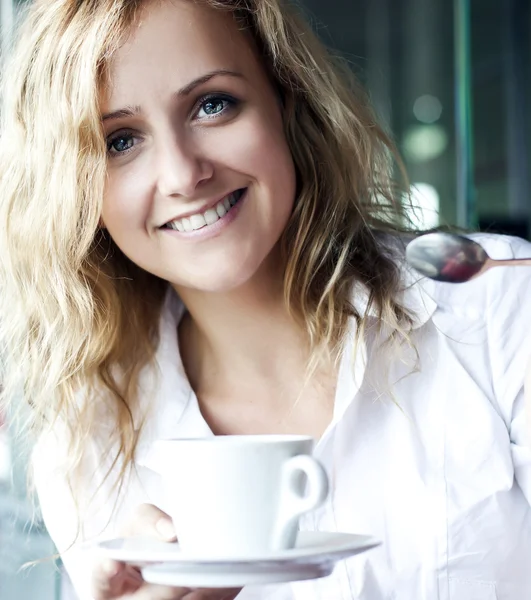 Mooie vrouw in de straat café, met kop — Stockfoto