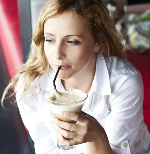 Mooie vrouw in de straat café, met kop — Stockfoto