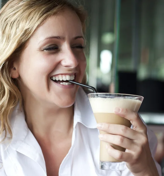 Schöne Frau in Straßencafé, mit Tasse — Stockfoto