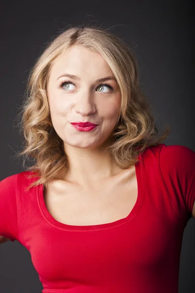 Aantrekkelijke blonde met rode lippenstift. Happy glimlach. — Stockfoto