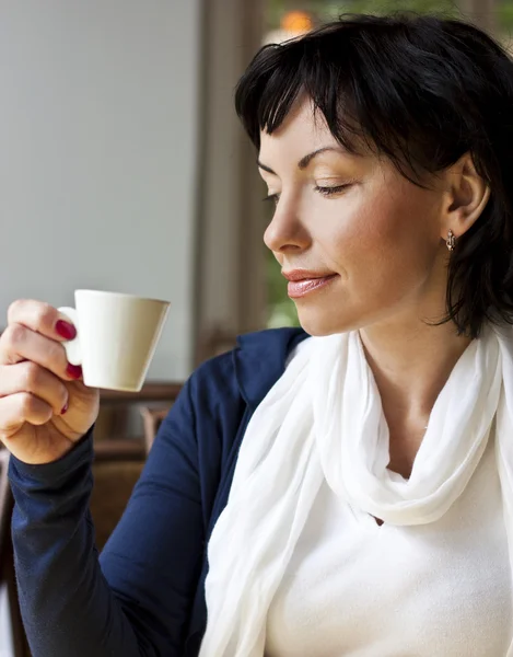 ? ute vrouw op zoek weg met een kopje koffie — Stockfoto