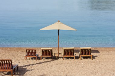 tropikal kumsalı şezlonglar güneşli gün ile