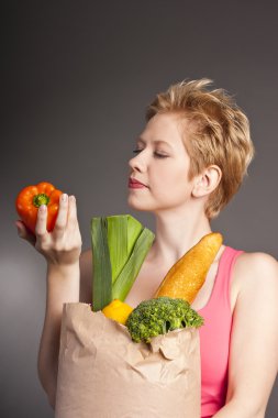 bir paket ile çekici sarışın