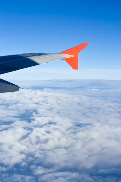 Aile d'un avion volant au-dessus des nuages — Photo