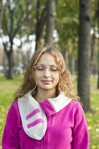 Attraktiv ung student i glas — Stockfoto