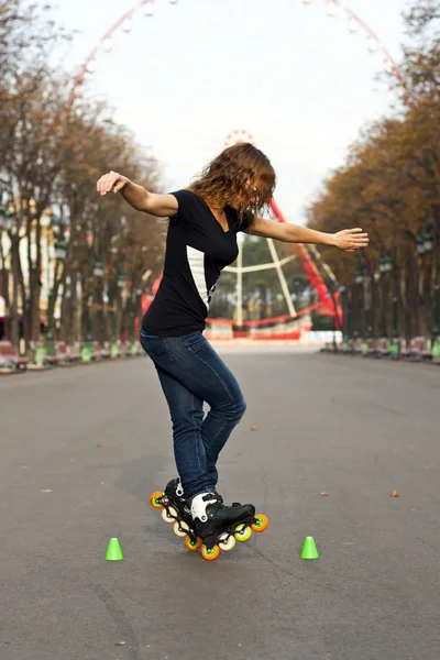 公園で少女ローラー スケート — ストック写真