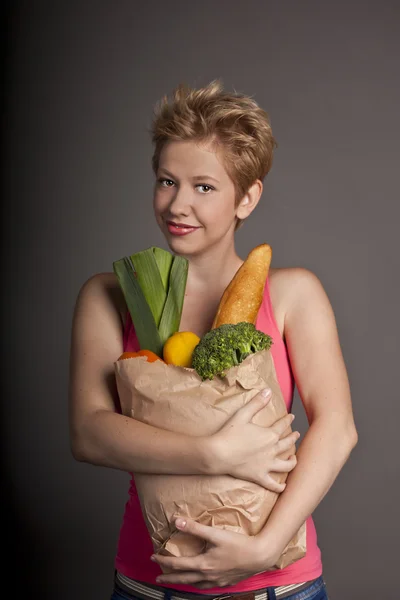 Donna che tiene una borsa della spesa — Foto Stock