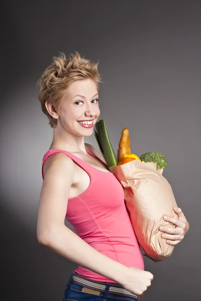 Unga attraktiva blondin med en positiv nyttig mat — Stockfoto