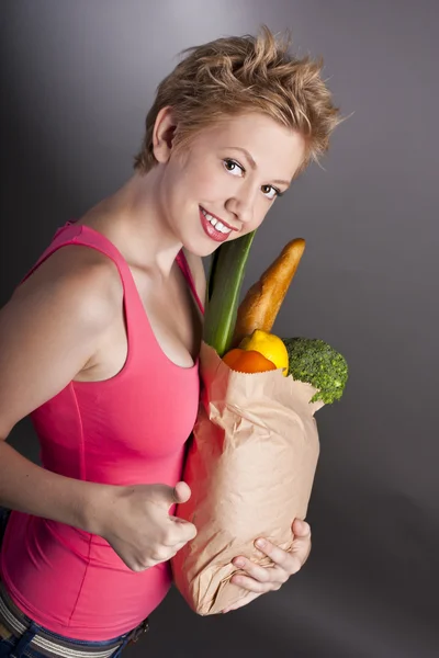 Vacker kvinna med frukt och grönsaker — Stockfoto