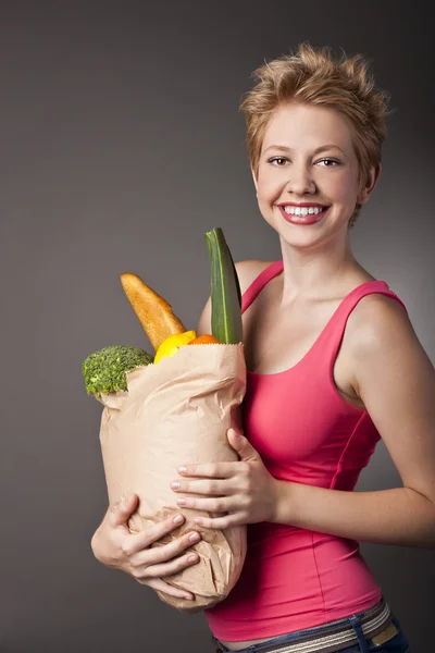 Όμορφη γυναίκα με φρούτα και λαχανικά — Φωτογραφία Αρχείου