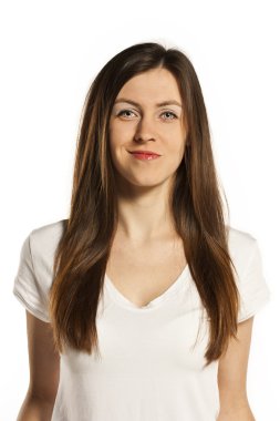 Beyaz tişört, heyecanlı genç kadın