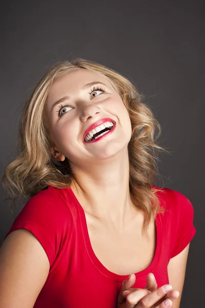 Jovem loira atraente está em um estúdio. Feliz sorriso. . — Fotografia de Stock