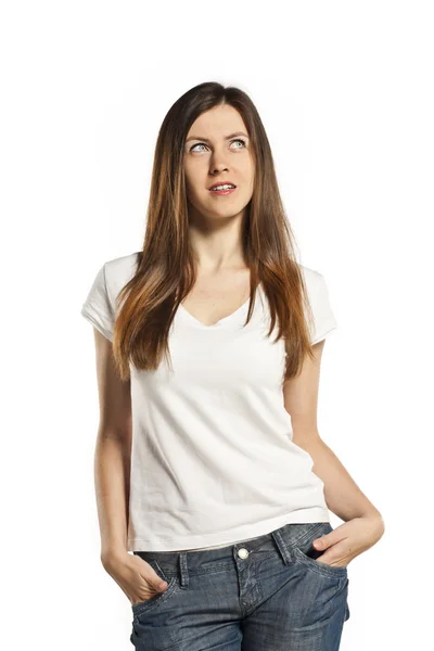 Mooie jonge brunette in een wit t-shirt in de studio — Stockfoto