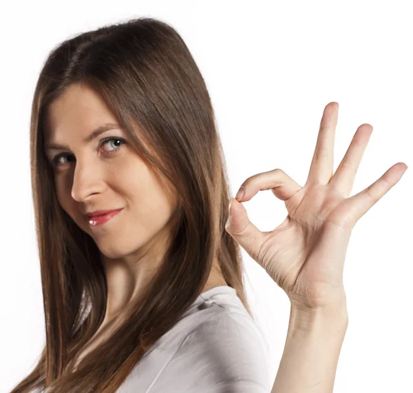 Retrato de alegre jovem mulher gestos ok — Fotografia de Stock