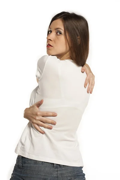 Hermosa adolescente en una camiseta blanca en blanco para que usted agregue su propio texto o diseño — Foto de Stock