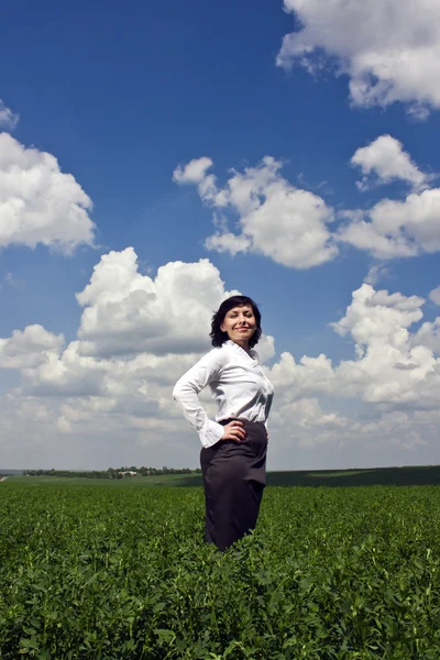 Volwassen aantrekkelijke vrouw op het veld — Stockfoto