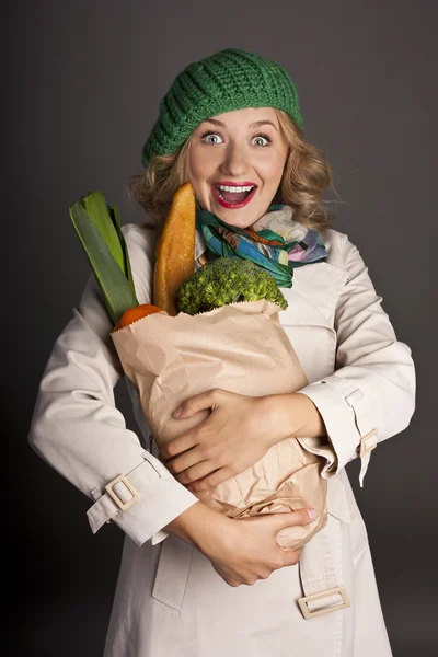 Положительная женщина с пакетом полезной пищи — стоковое фото