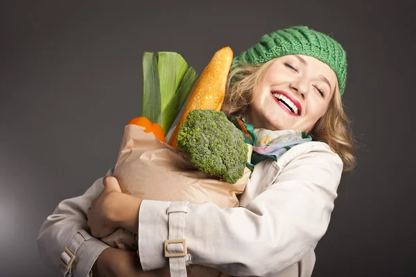 Mulher atraente com legumes. estúdio — Fotografia de Stock