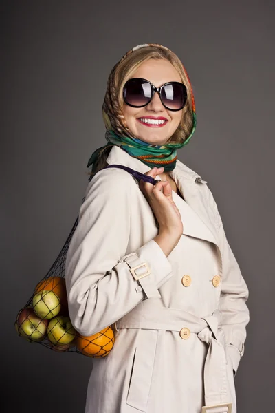 Mujer adulta en gafas. Madre para llevar comida a la casa —  Fotos de Stock