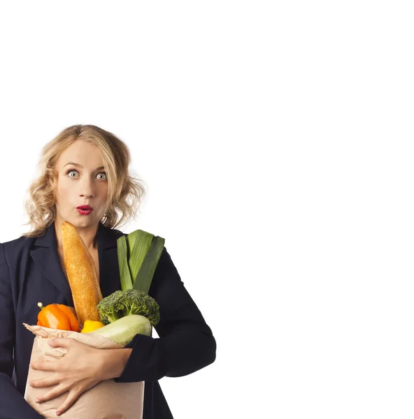 Atractiva rubia con una bolsa llena de comida útil — Foto de Stock