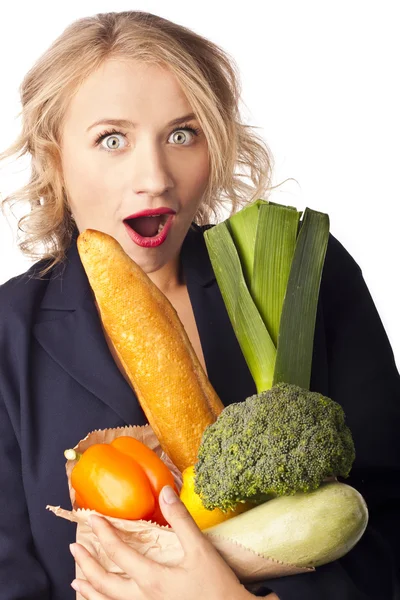 Mujer sosteniendo una bolsa llena de comida saludable. compras — Foto de Stock