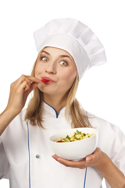 Jonge chef-kok smaak salade. Studio wit — Stockfoto