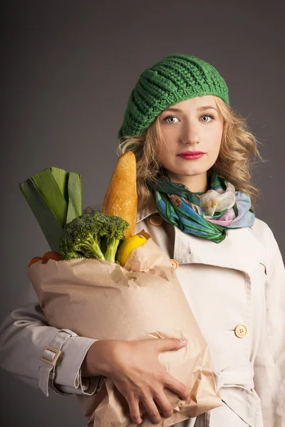 सब्जियों के साथ सुंदर महिला — स्टॉक फ़ोटो, इमेज