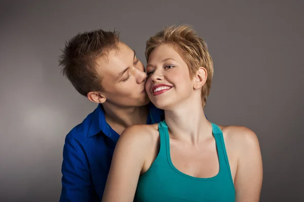 Schönes junges glückliches lächelndes Paar. isoliert — Stockfoto