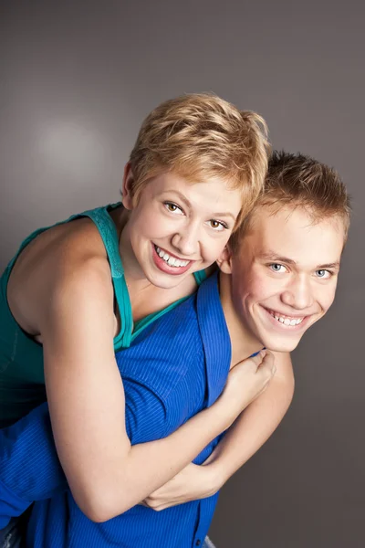 Aantrekkelijke studenten in de studio. jong koppel — Stockfoto