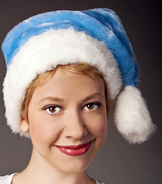 산타 모자에 아름 다운 여자의 초상화입니다. 흰색 절연 — 스톡 사진