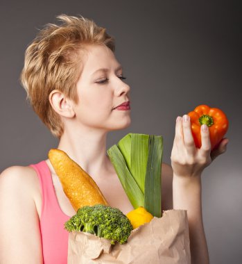 bir paket ile çekici sarışın