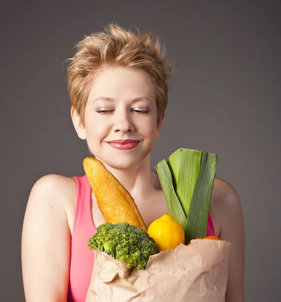 Frau hält Tüte voller gesunder Lebensmittel in der Hand — Stockfoto