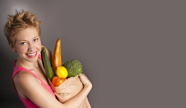 Kvinna i studion. hälsosam måltid. vegetarisk — Stockfoto