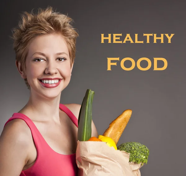 Mooie vrouw met groenten en fruit — Stockfoto