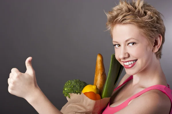 Ung blondin med grönsaker — Stockfoto