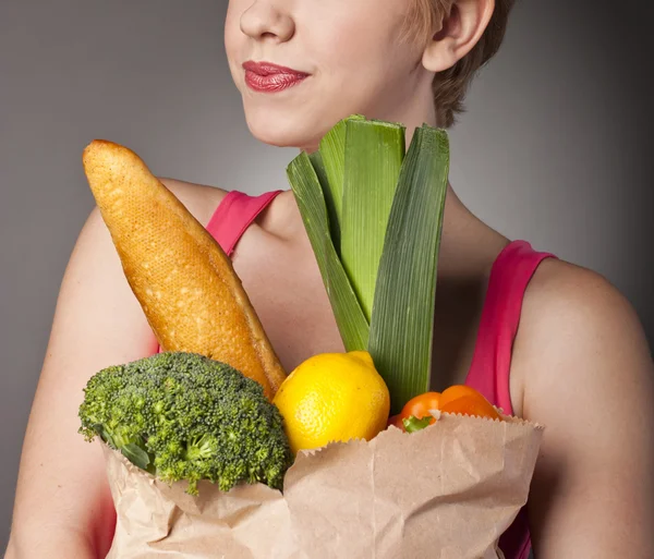 Mujer sonriente con frutas — Foto de Stock