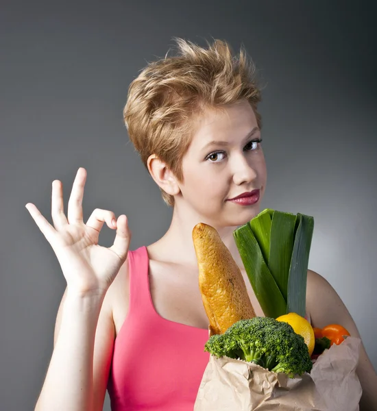 Ung blondin med grönsaker — Stockfoto