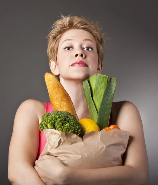 Bella donna con frutta e verdura — Foto Stock