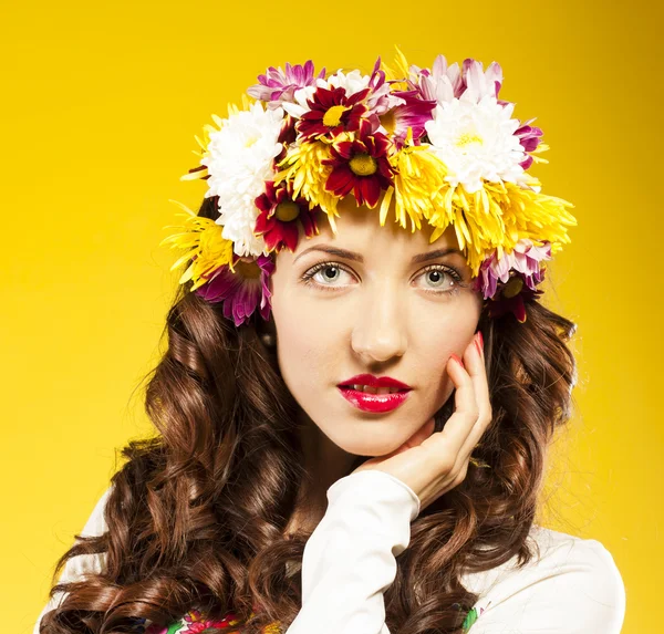 Portrait of beautiful spring woman, flowers hat. Studio shot — Stock Photo, Image
