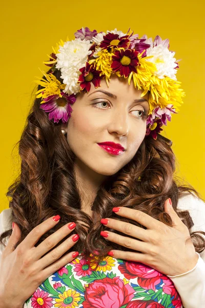 Beautiful spring girl wearing flowers hat — Stock Photo, Image