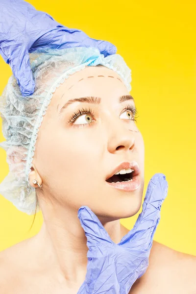 医者の整形手術のための女性の顔のマーキング — ストック写真