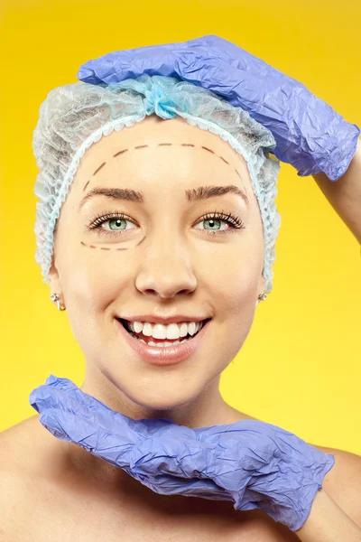 Plast rekonstruktiv kirurgi på ansikte. ung dam. Studio — Stockfoto