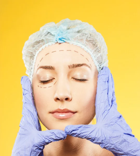 Mujer de belleza que da inyecciones de botox. estudio — Foto de Stock